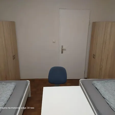 Zentrale Lage, Schoene 2 Zimmer, Voll Ausgestattet! Apartment